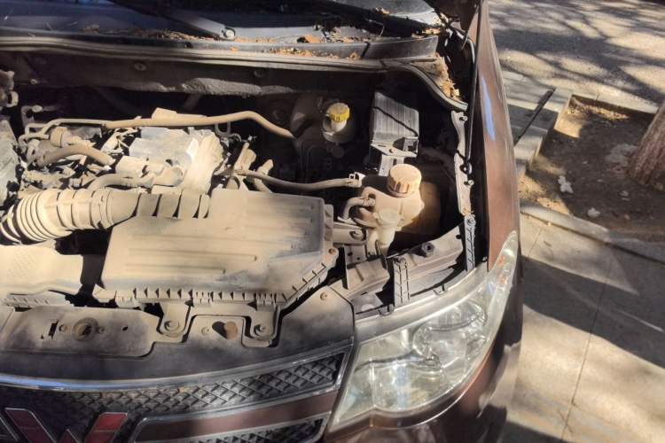 Used Wuling Hongguang 2014 1.5L S Standard Version Engine Bay Left