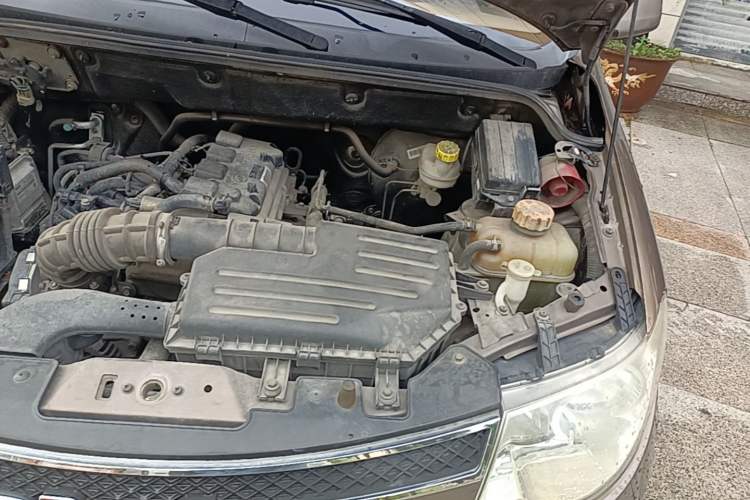 Used Wuling Hongguang 2014 1.5L S Standard Version Engine Bay Left