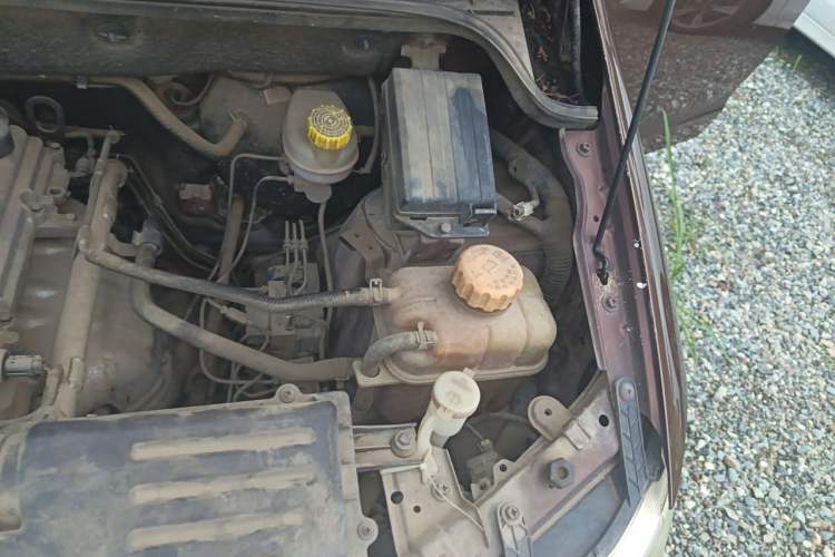 Used Wuling Hongguang 2014 1.5L S Standard Version Engine Bay Left