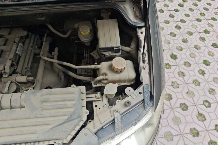 Used Wuling Hongguang 2014 1.5L S Luxury Model Engine Bay Left