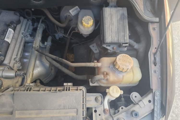 Used Wuling Hongguang 2014 1.5L S Comfort Model Engine Bay Left