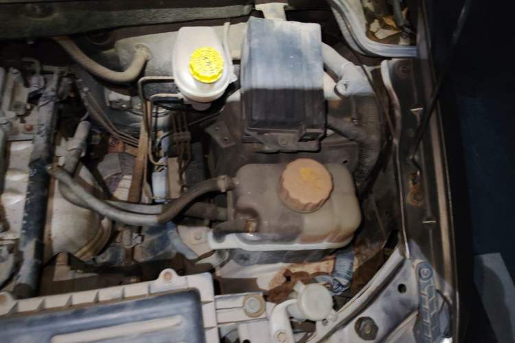 Used Wuling Hongguang 2014 1.5L S Standard Version Engine Bay Left