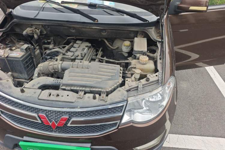 Used Wuling Hongguang 2014 1.5L S Comfort Model Engine Bay Left