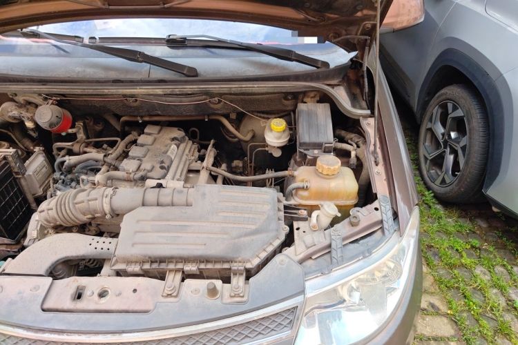 Used Wuling Hongguang 2014 1.5L S Standard Version Engine Bay Left