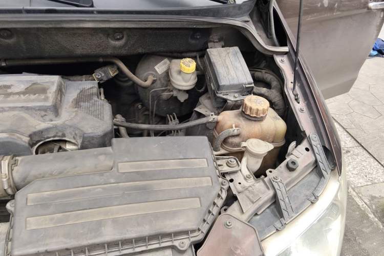 Used Wuling Hongguang 2014 1.5L S Luxury Model Engine Bay Left