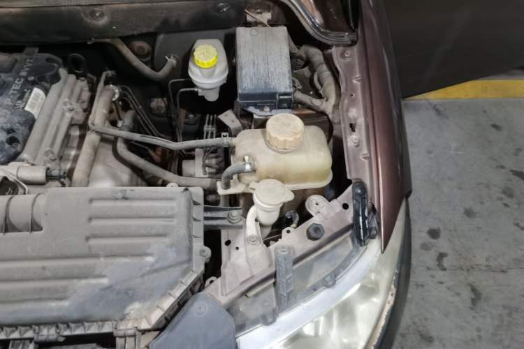 Used Wuling Hongguang 2014 1.5L S Standard Version Engine Bay Left
