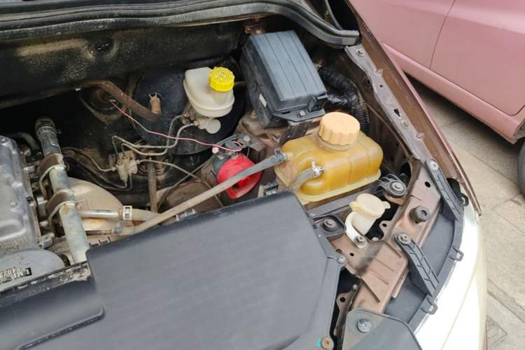 Used Wuling Hongguang 2014 1.2L S Standard Version China IV Standard Engine Bay Left