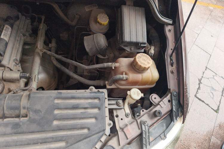 Used Wuling Hongguang 2014 1.5L S Standard Version Engine Bay Left