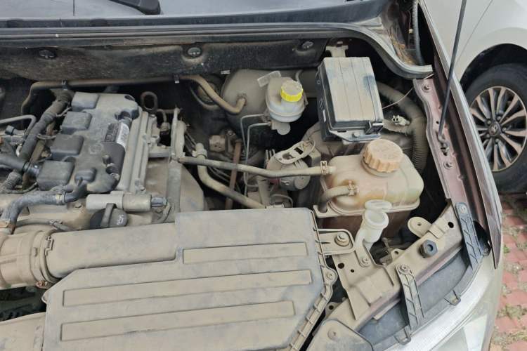 Used Wuling Hongguang 2014 1.5L S Standard Version Engine Bay Left