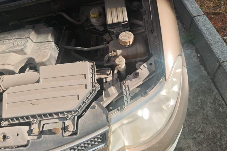 Used Wuling Hongguang 2014 1.5L S Luxury Model Engine Bay Left