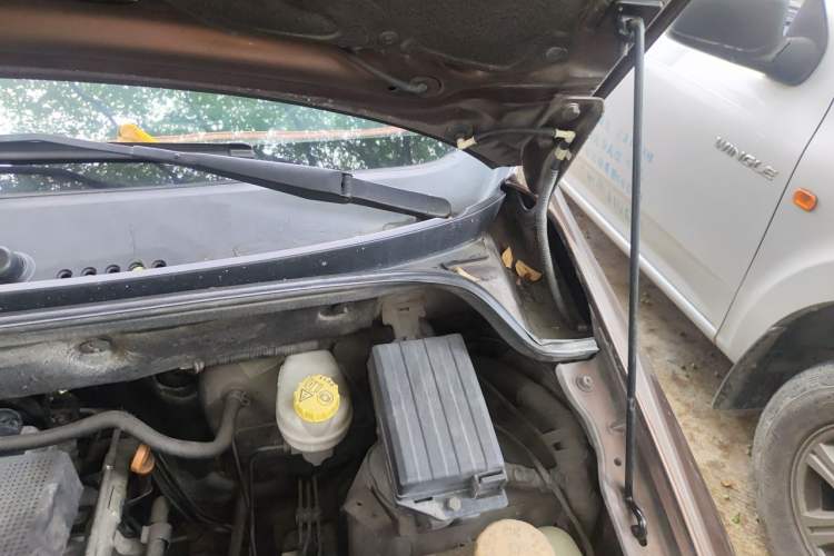 Used Wuling Hongguang 2014 1.5L S Automatic Luxury Model Engine Bay Left