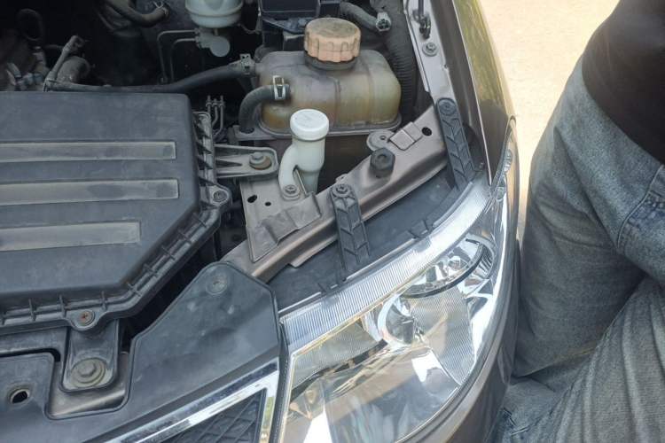 Used Wuling Hongguang 2014 1.5L S Standard Version Engine Bay Left