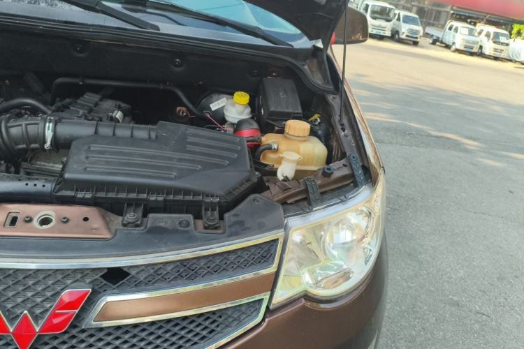 Used Wuling Hongguang 2014 1.5L S Standard Version Engine Bay Left