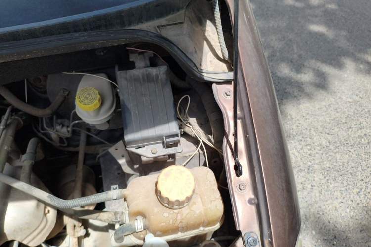 Used Wuling Hongguang 2014 1.5L S Standard Version Engine Bay Left