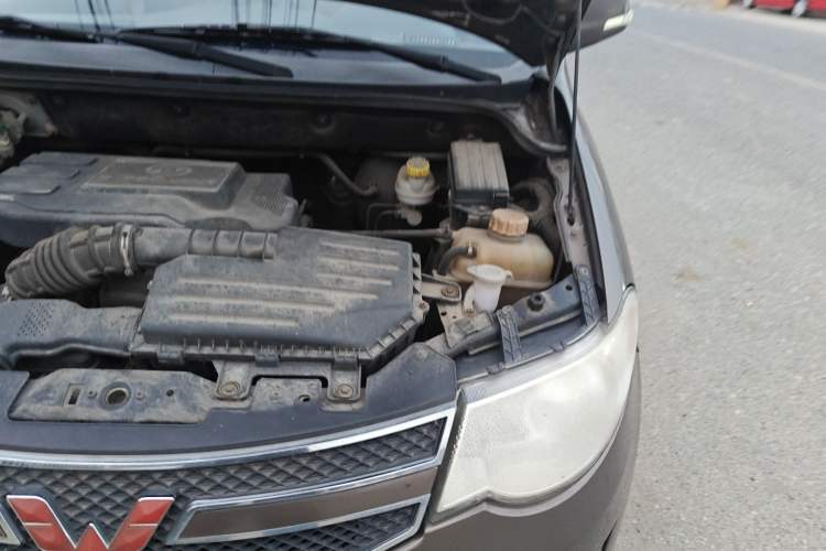 Used Wuling Hongguang 2014 1.5L S Luxury Model Engine Bay Left