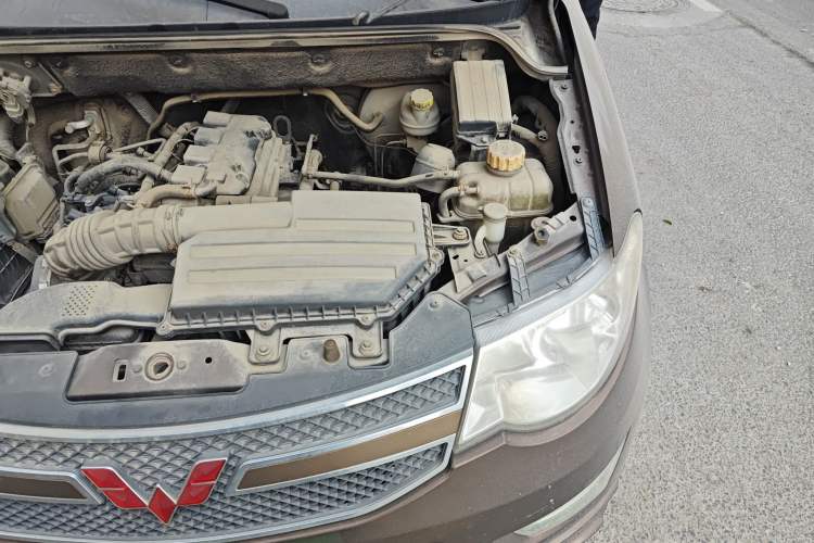 Used Wuling Hongguang 2014 1.5L S Standard Version Engine Bay Left