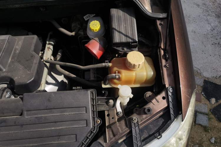 Used Wuling Hongguang 2014 1.5L S Standard Version Engine Bay Left