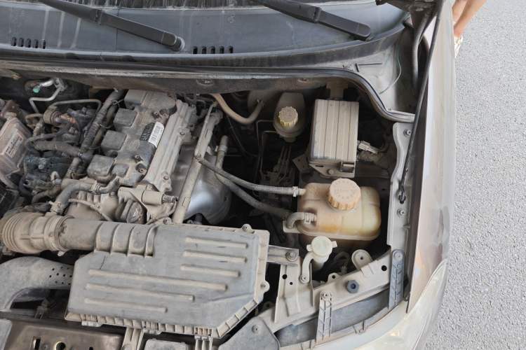 Used Wuling Hongguang 2014 1.5L S Standard Version Engine Bay Left
