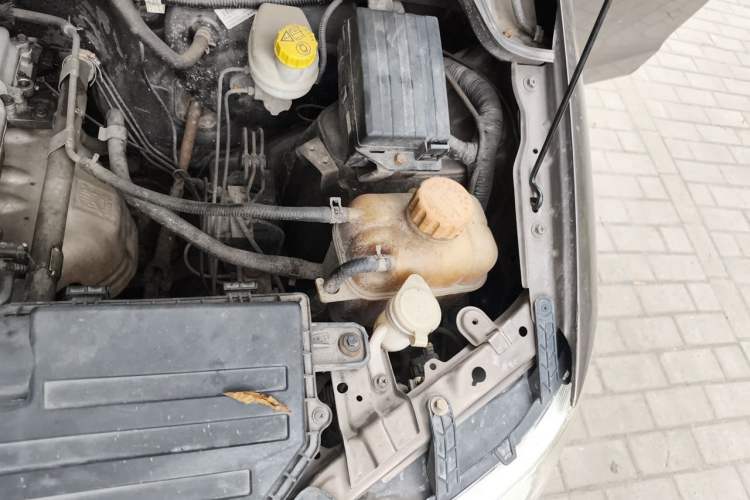 Used Wuling Hongguang 2014 1.5L S Comfort Model Engine Bay Left