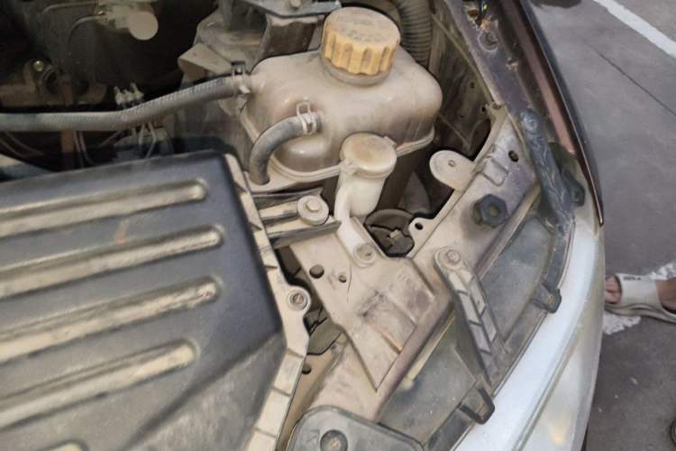 Used Wuling Hongguang 2014 1.5L S Standard Version Engine Bay Left