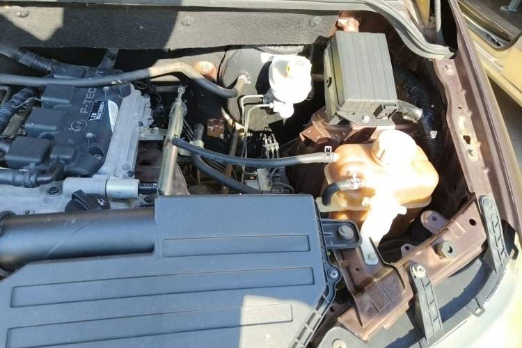 Used Wuling Hongguang 2014 1.5L S Standard Version Engine Bay Left