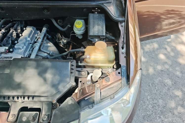 Used Wuling Hongguang 2014 1.2L S Standard Version China IV Standard Engine Bay Left