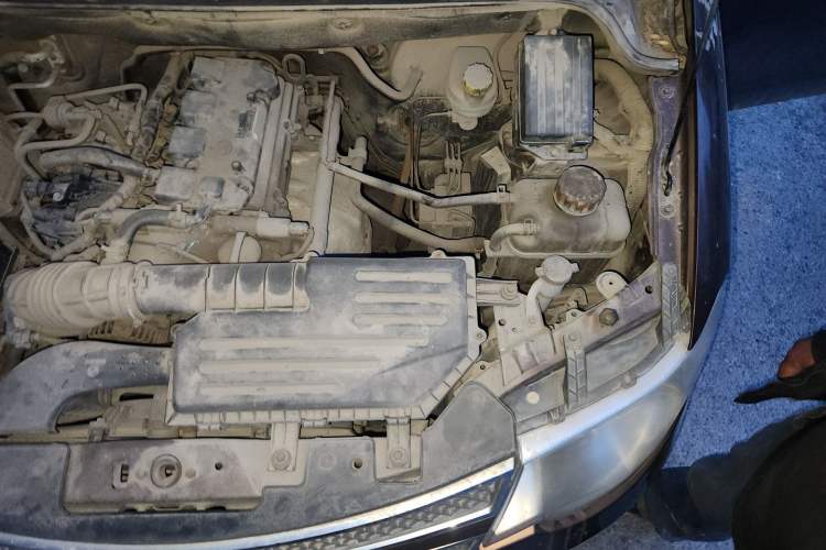 Used Wuling Hongguang 2014 1.5L S Standard Version Engine Bay Left
