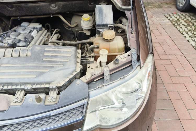 Used Wuling Hongguang 2014 1.5L S Standard Version Engine Bay Left
