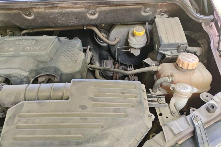 Used Wuling Hongguang 2014 1.5L S Luxury Model Engine Bay Left