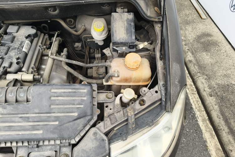 Used Wuling Hongguang 2014 1.5L S Standard Version Engine Bay Left