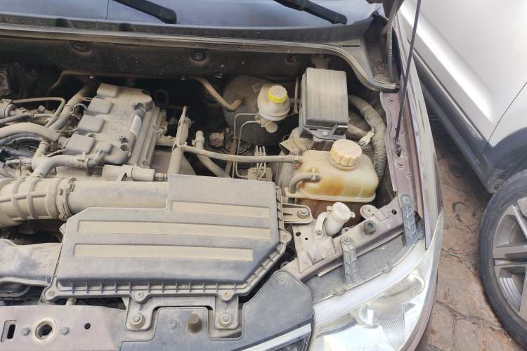 Used Wuling Hongguang 2014 1.5L S Standard Version Engine Bay Left