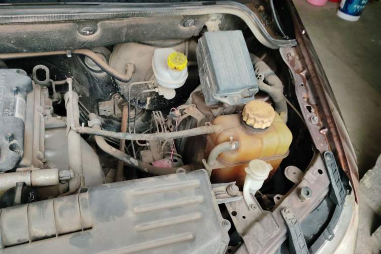 Used Wuling Hongguang 2014 1.5L S Standard Version Engine Bay Left