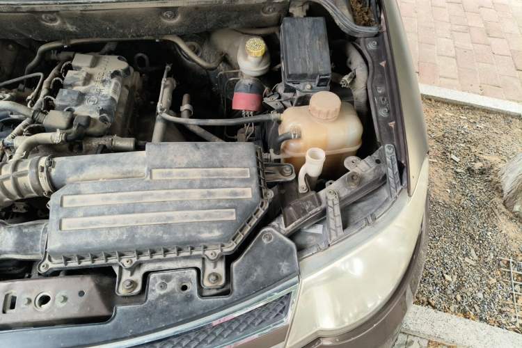 Used Wuling Hongguang 2014 1.5L S Standard Version Engine Bay Left