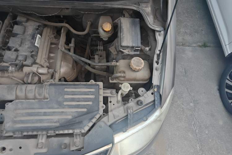 Used Wuling Hongguang 2014 1.5L S Standard Version Engine Bay Left