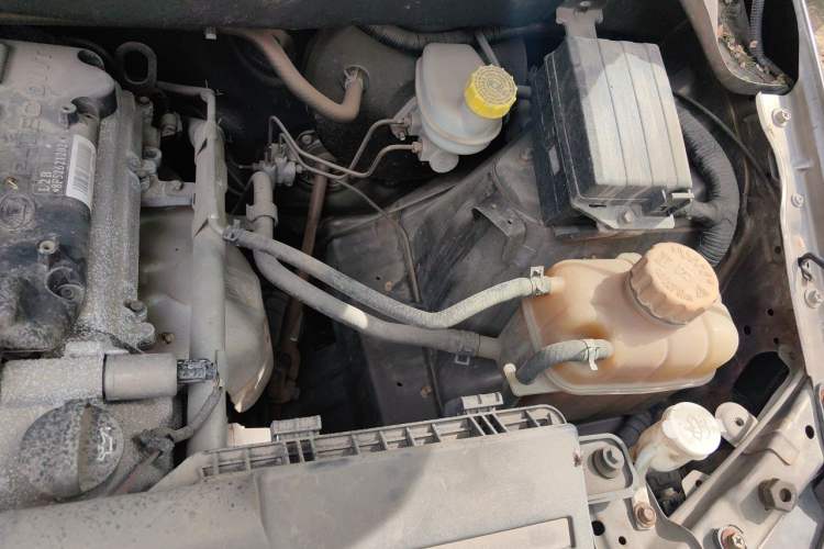 Used Wuling Hongguang 2014 1.5L Base Version Engine Bay Left