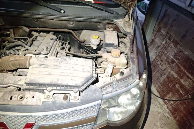 Used Wuling Hongguang 2014 1.5L S Comfort Model Engine Bay Left