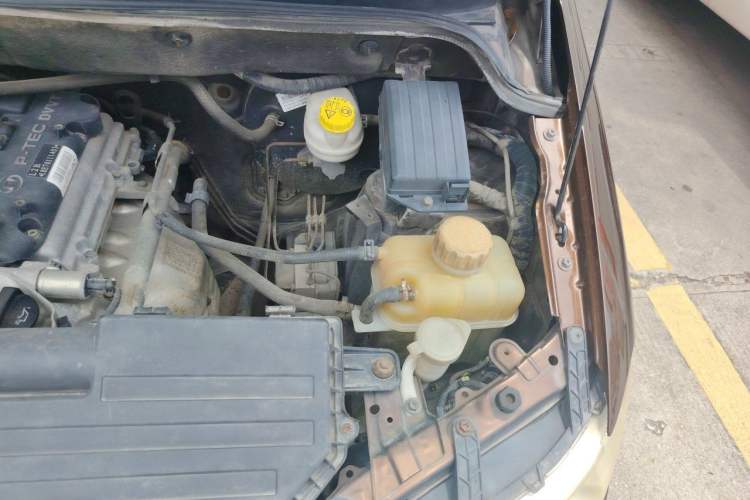 Used Wuling Hongguang 2014 1.5L S Comfort Model Engine Bay Left