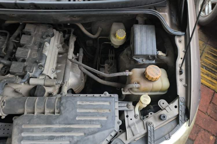 Used Wuling Hongguang 2014 1.5L S Standard Version Engine Bay Left