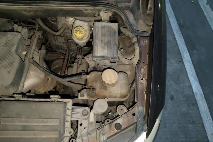 Used Wuling Hongguang 2014 1.5L S Luxury Model Engine Bay Left