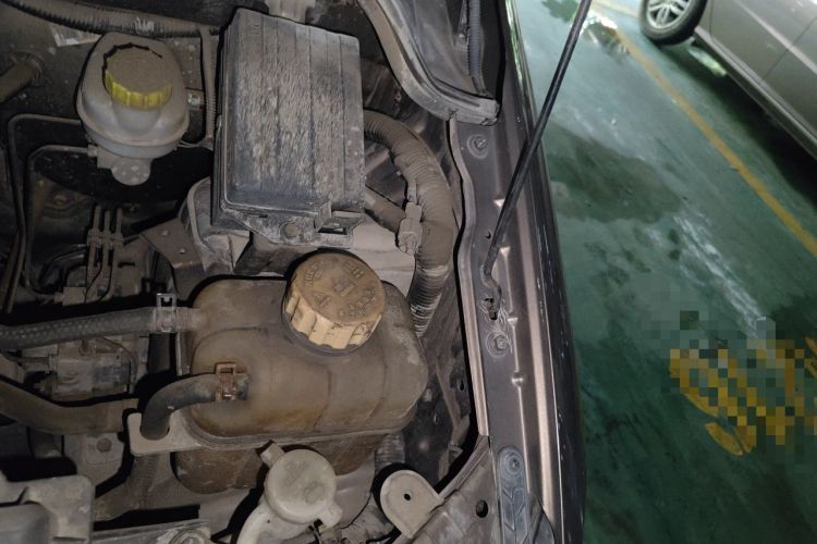 Used Wuling Hongguang 2014 1.5L S Standard Version Engine Bay Left