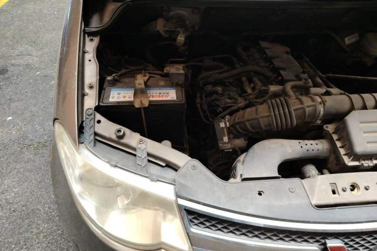 Used Wuling Hongguang 2014 1.5L Standard Version Engine Bay Right