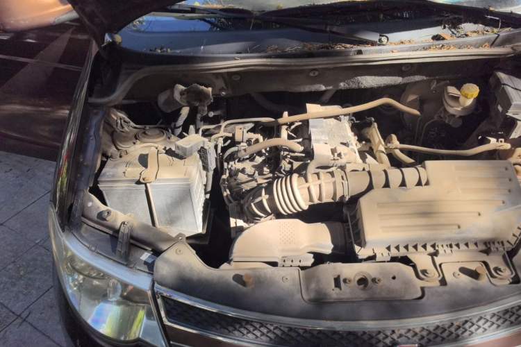 Used Wuling Hongguang 2014 1.5L S Standard Version Engine Bay Right