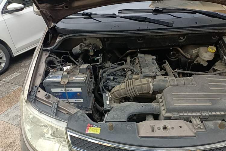 Used Wuling Hongguang 2014 1.5L S Standard Version Engine Bay Right