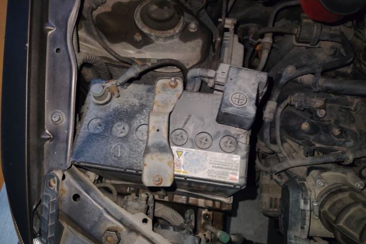Used Wuling Hongguang 2014 1.5L S Standard Version Engine Bay Right