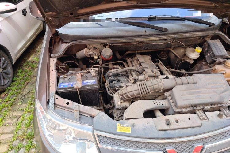Used Wuling Hongguang 2014 1.5L S Standard Version Engine Bay Right