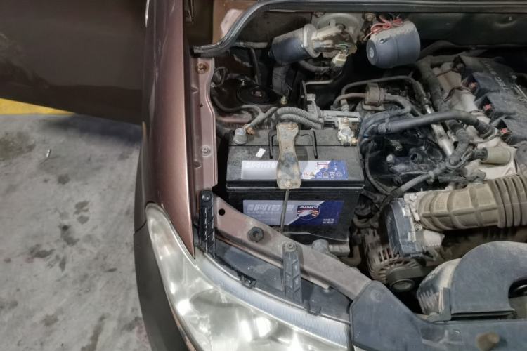 Used Wuling Hongguang 2014 1.5L S Standard Version Engine Bay Right
