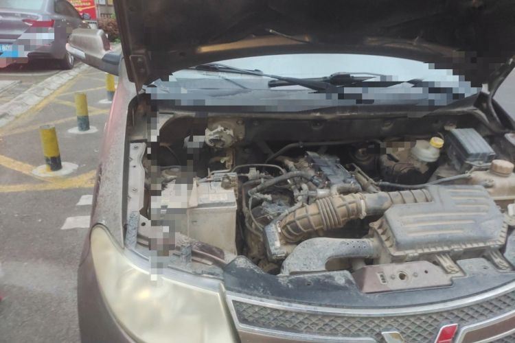 Used Wuling Hongguang 2014 1.5L S Standard Version Engine Bay Right