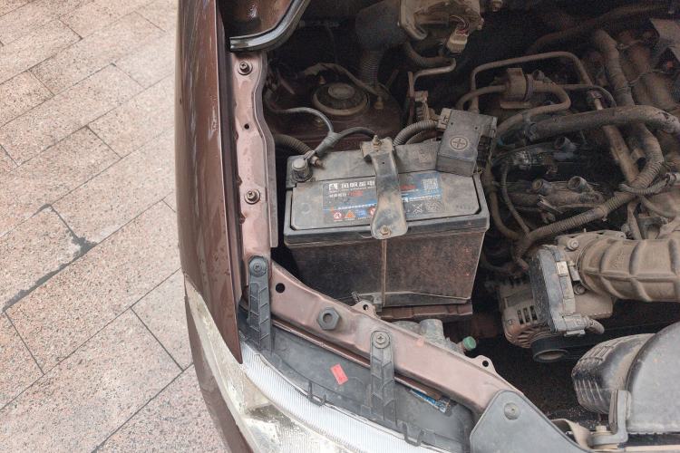 Used Wuling Hongguang 2014 1.5L S Standard Version Engine Bay Right