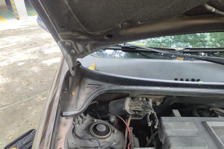 Used Wuling Hongguang 2014 1.5L S Automatic Luxury Model Engine Bay Right
