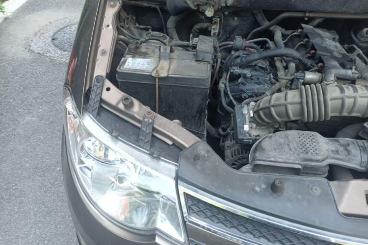 Used Wuling Hongguang 2014 1.5L S Standard Version Engine Bay Right
